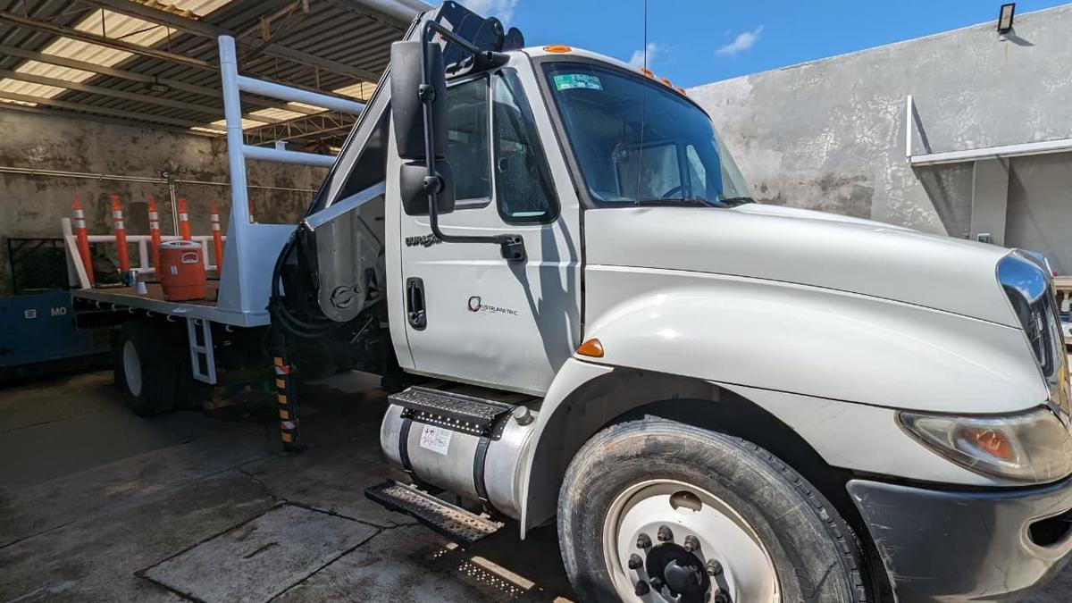 Grúa HIAB de 7 toneladas operando en maniobra urbana en Veracruz